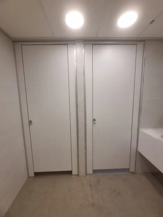 מחיצות ודלתות מטרספה לתאי שירותים - רצפה - תקרה בצבע לבן