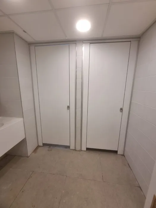 מחיצות ודלתות מטרספה לתאי שירותים - רצפה - תקרה בצבע לבן