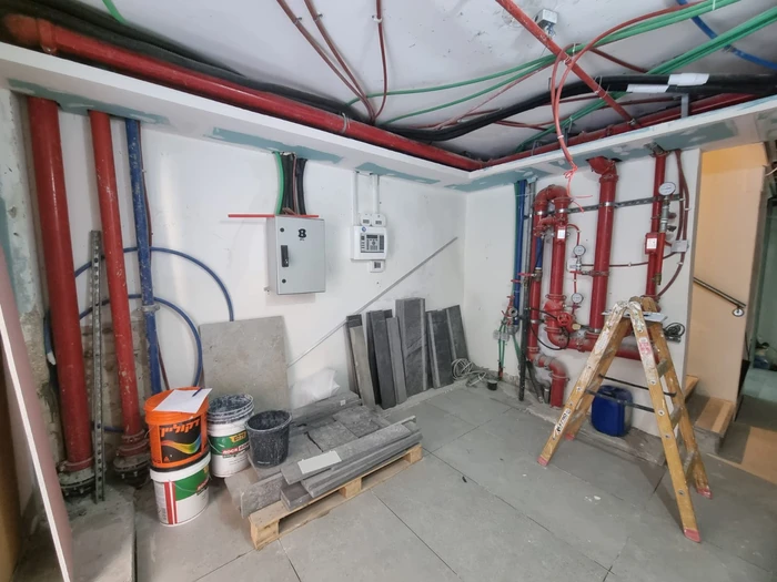 לפני - סגירות ארונות מים וחשמל - בניין משרדים בבני ברק