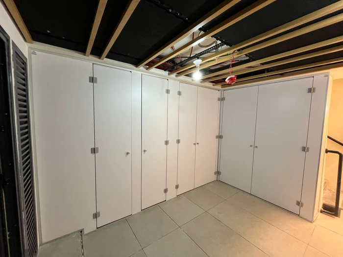 אחרי - סגירות ארונות מים וחשמל - בניין משרדים בבני ברק