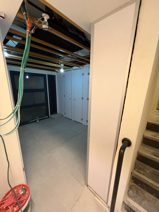 אחרי - סגירות ארונות מים וחשמל - בניין משרדים בבני ברק