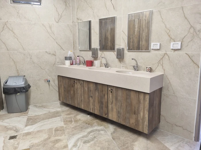 מטבח בהתאמה אישית לבית כנסת כולל ארוניות HPL ( טרספה ) שיש, ברזים ומראות