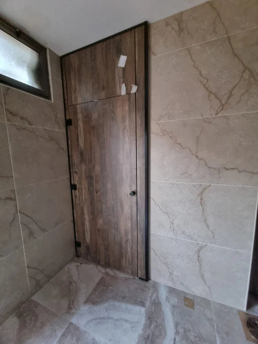 מחיצות ודלתות מטרספה לתאי שירותים - רצפה - תקרה בצבע אלון ככה