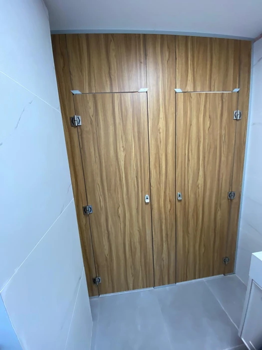 מחיצות ודלתות מטרספה לתאי שירותים - רצפה - תקרה בצבע אלון בהיר