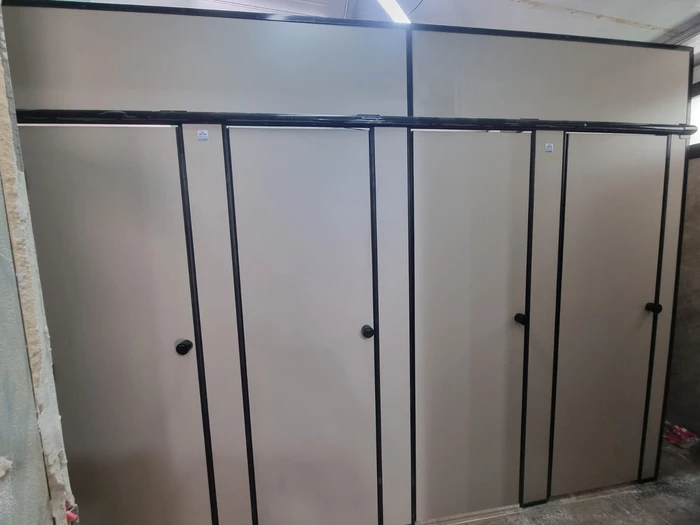 מחיצות ודלתות מטרספה לתאי שירותים - רצפה - תקרה בצבע אפור בהיר